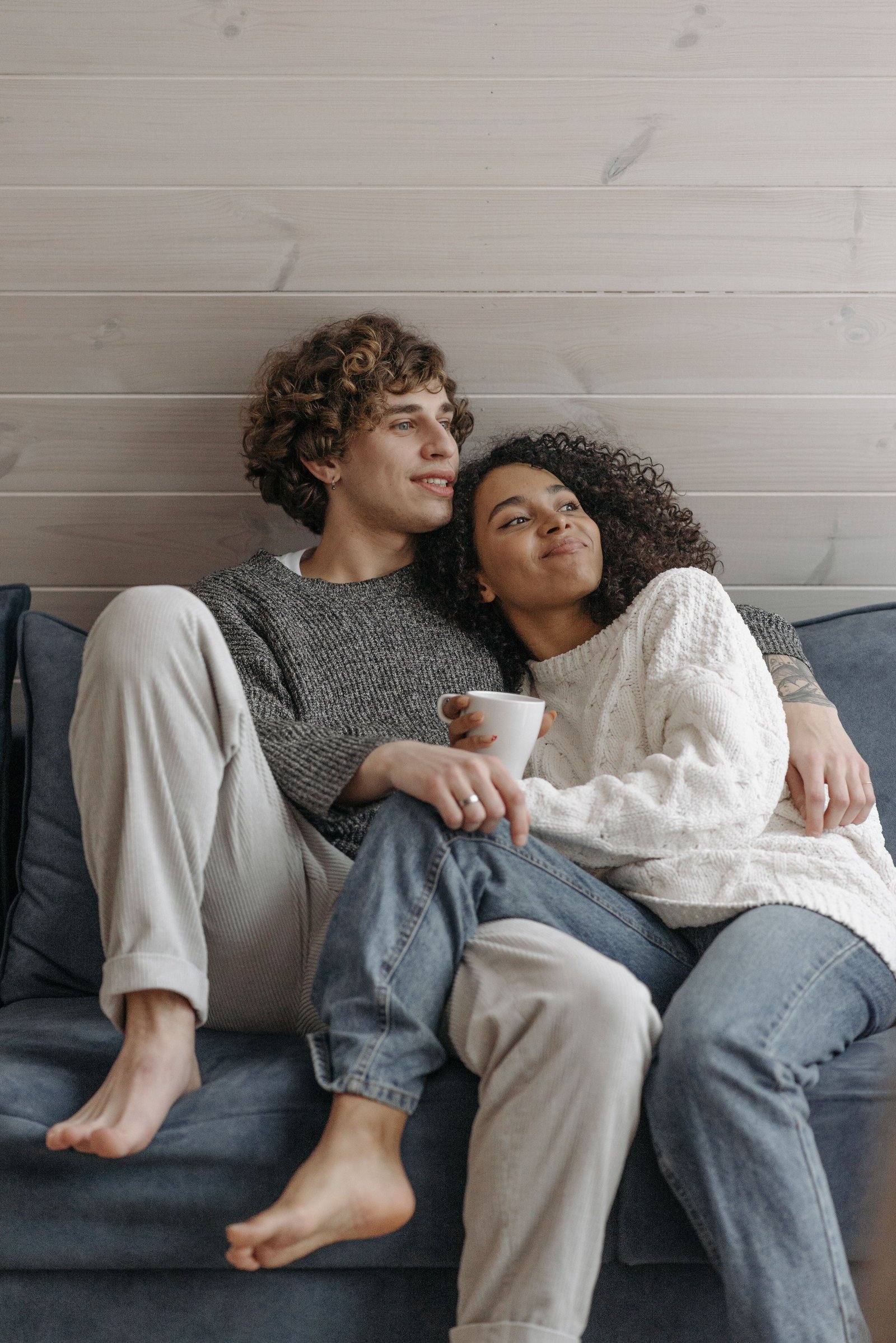 Pareja abrazándose en un momento cálido y acogedor, compartiendo conexión y confianza